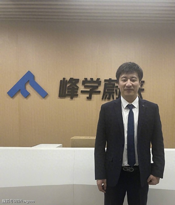 张雪峰女儿缅怀爸爸,流泪表情让人心疼,回应得体家教果然不一般