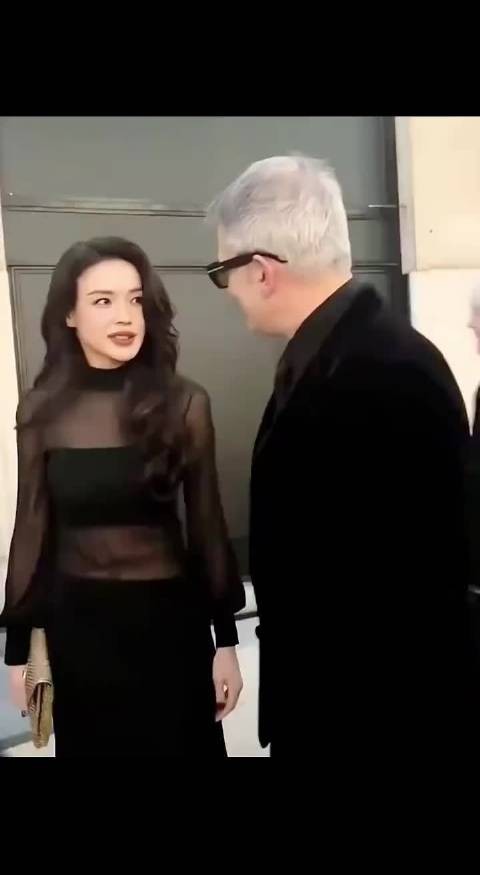 舒淇一个动作轻松化解了尴尬，并以一个眼神让他自己体会！