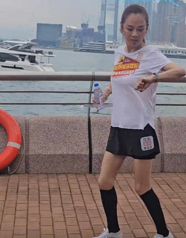 55岁陈松伶跑马拉松，体态年轻脸却显老，和林志玲可不像同龄人