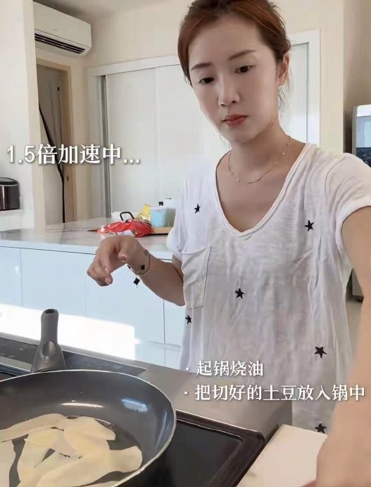 李念在婚后是如何平衡家庭生活和演艺事业的？