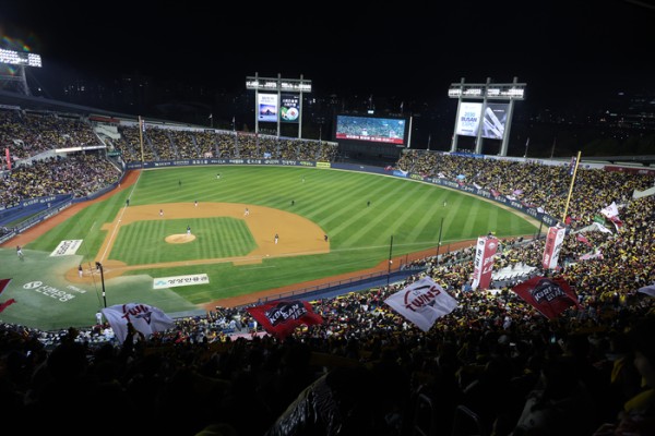 随着2026职业棒球开幕，预计本周末蚕室综合运动场一带将会聚集很多观众。 首尔市27日表示，职业棒球揭幕战将举行2025~2026职业篮球比赛，因此希望计划访问该地的市民乘坐公共交通工具。 首尔市体育..