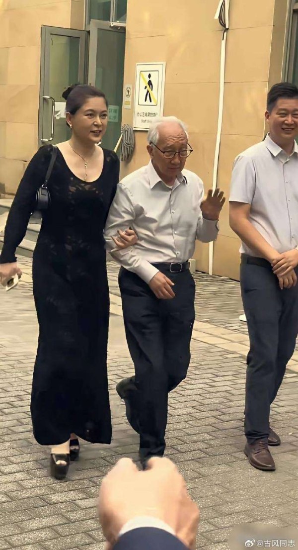 47岁女星嫁91岁画坛泰斗，被骂图遗产13年，如今她活成这样…