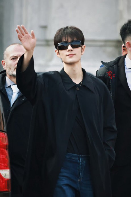 肖战米兰时装周绕路与粉丝互动，暖心细节获赞