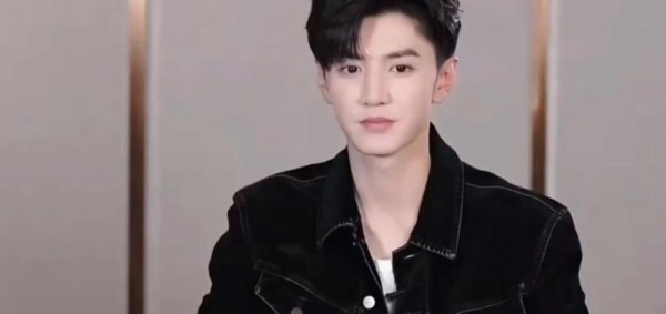 看到陈哲远的访谈让我深思，这样一个从小自卑叛逆、家庭复杂但依然坚强走到舞台中央的演员，展现了娱乐圈背后不为人知的坚持与温暖