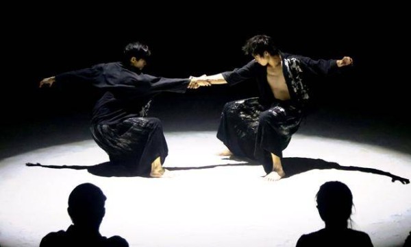 肢体剧《两个人》：没有故事的故事耐人寻味