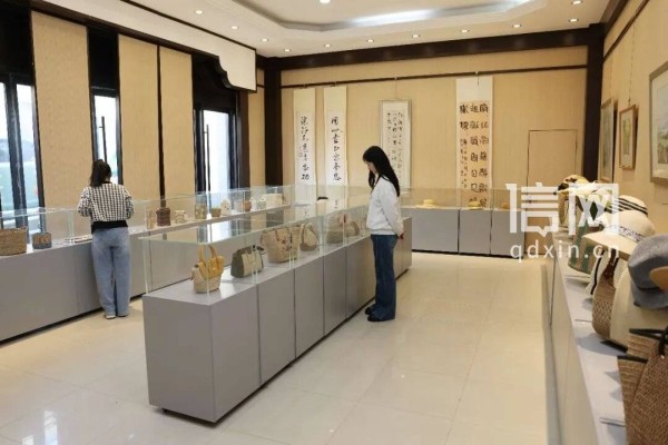 平度非遗草编文创展亮相青岛 非遗美学“包”揽春日风情