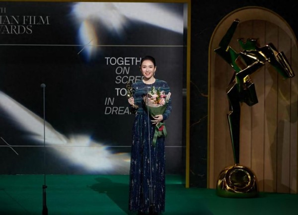 周迅一句话点破娱乐圈现状，章子怡脸部变化引热议，这份现实谁能逃得过？