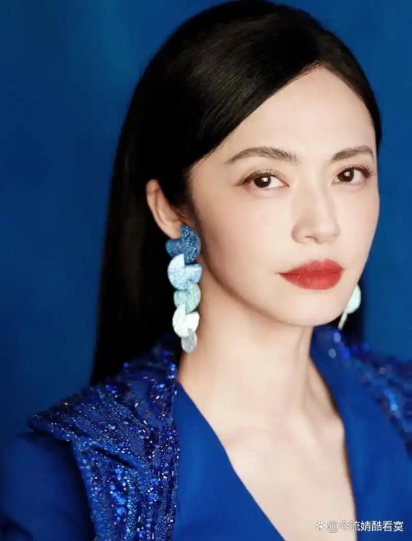 人民网点名批评姚晨滥用 “官宣”！离婚本是私事，却借公共词汇炒作，浪费公共资源，引发全网对娱乐圈乱象的热议