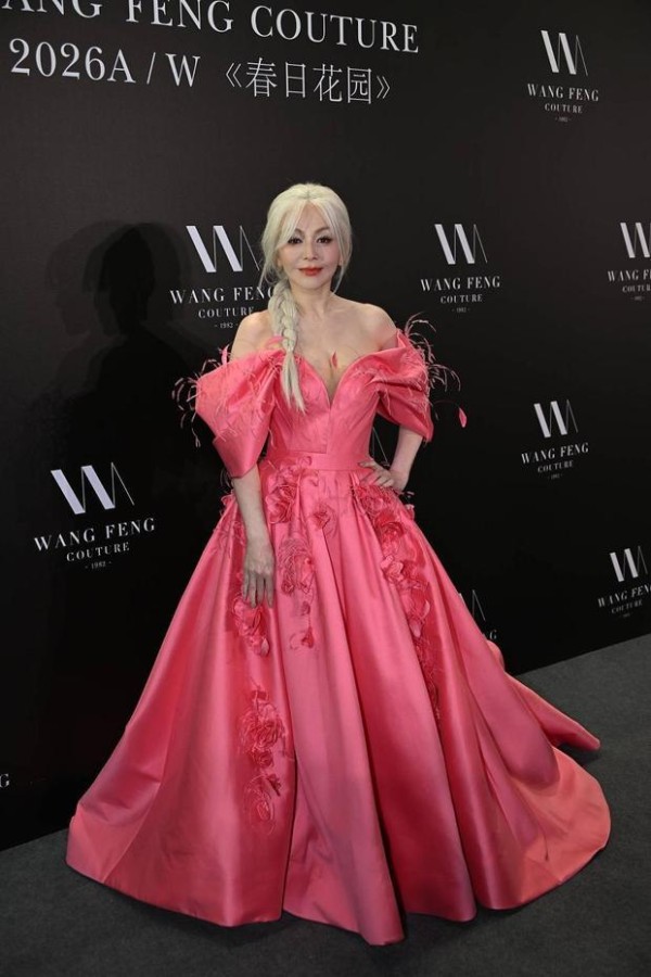 王琳穿粉裙超减龄。