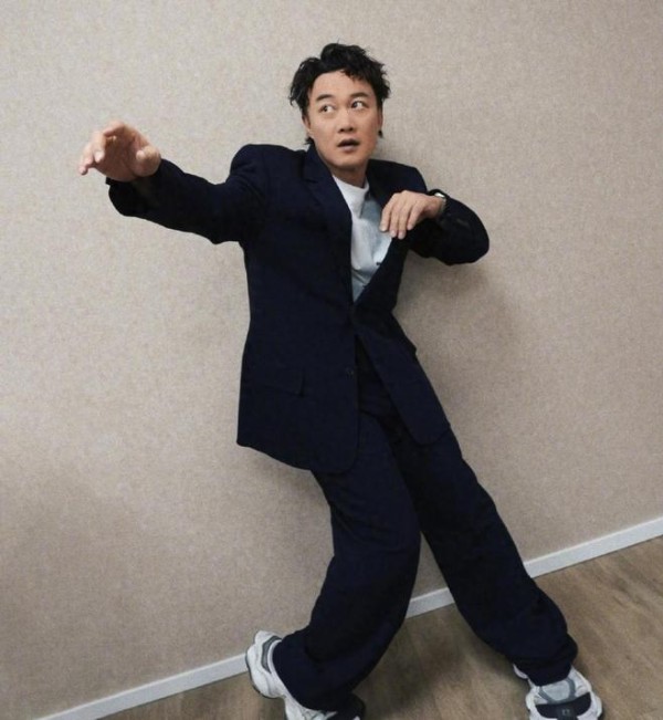 场面尴尬!陈奕迅现身单依纯演唱会,受好友风波牵连,全程控表情