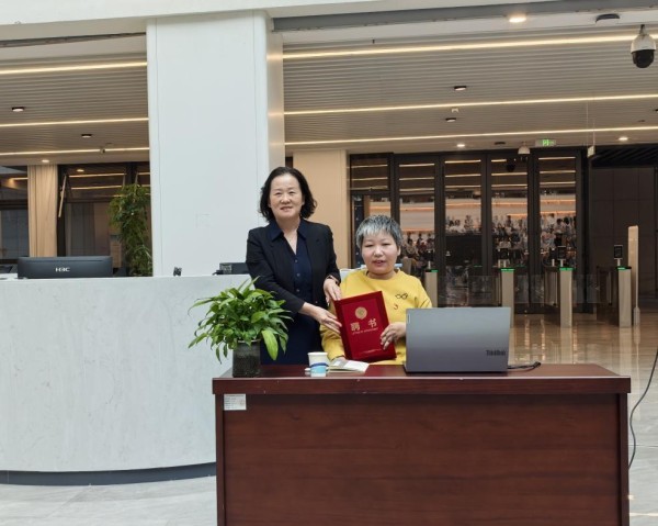 星月论坛第六期:著名作家钟倩受聘客座教授,引领学子感悟阅读力量与励志人生