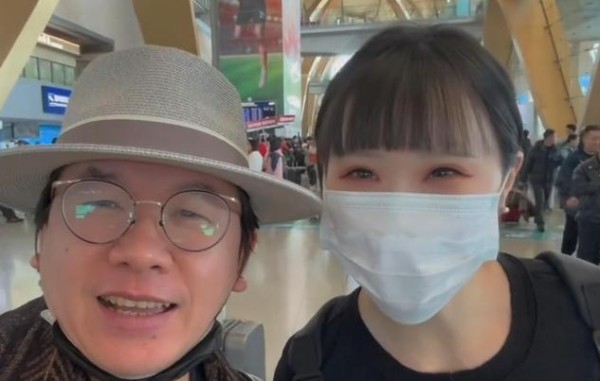 他是上海著名主持,与空姐相恋多年未婚,如今和王冰皓直播当网红