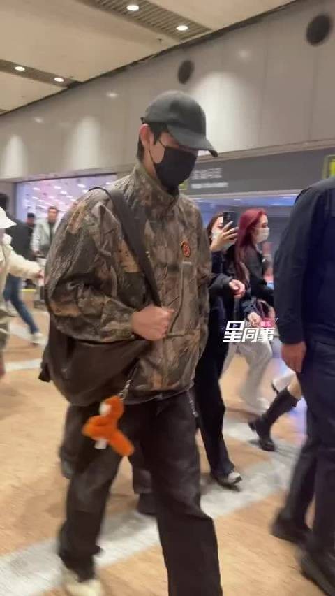 陈飞宇抵京现身路透,潮装携小狐狸玩偶亮相