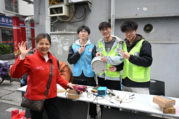 电气学院师生开展义务维修进社区活动