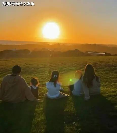周杰伦一家五口看夕阳画面温馨！娇妻昆凌温暖依偎，钱根本花不完