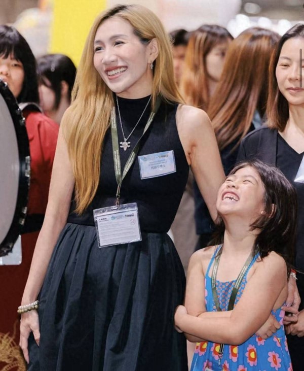 赌王千金何超盈太骄傲:给6岁女儿办画展 小公主斩获儿童艺术大奖