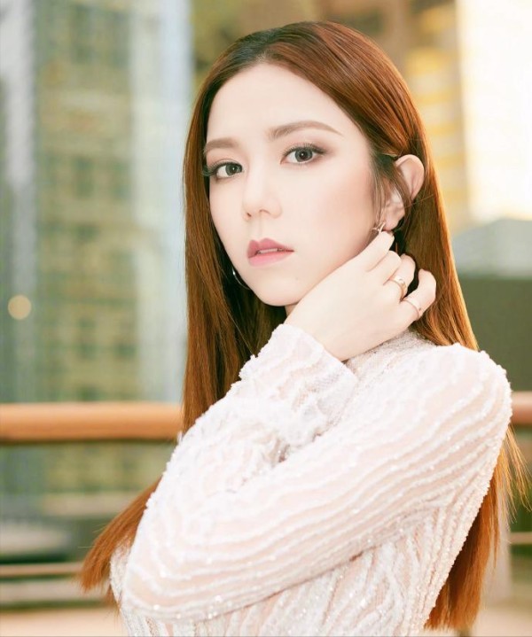 邓紫棋和男友罕见同框,两人现身首尔街头!邓紫棋被吐槽衣品不行