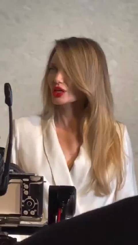 朱莉被指眼睛状态异常，实为上眼睑松弛与医美效果叠加