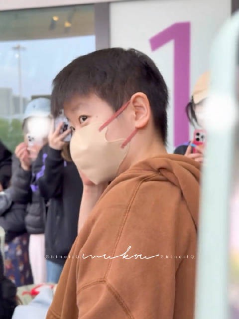 哎我的小箱子上哪去了 :丢了 然后莎莎边挠头边四处张望