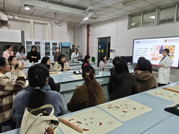 党建引领聚合力，巧手烘焙暖“三八”