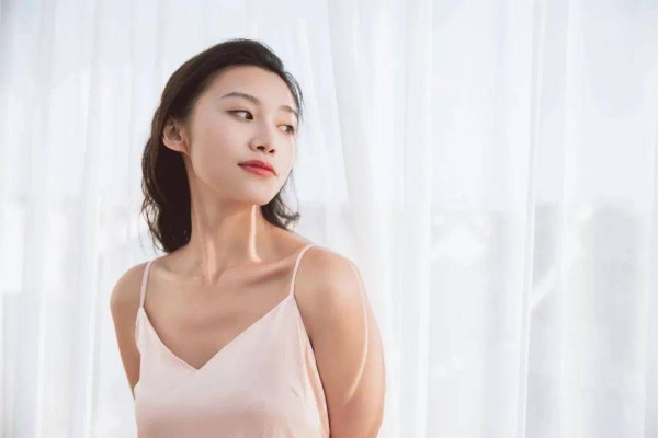 情人之间，能忍住这么久不联系，意思很明显了