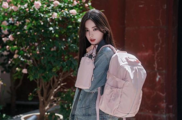 娜扎背粉色双肩包出镜,回眸一笑甜美灵动