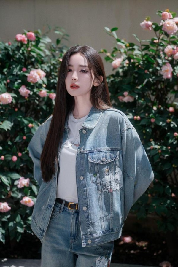 娜扎双手背身后,牛仔穿搭显甜酷。