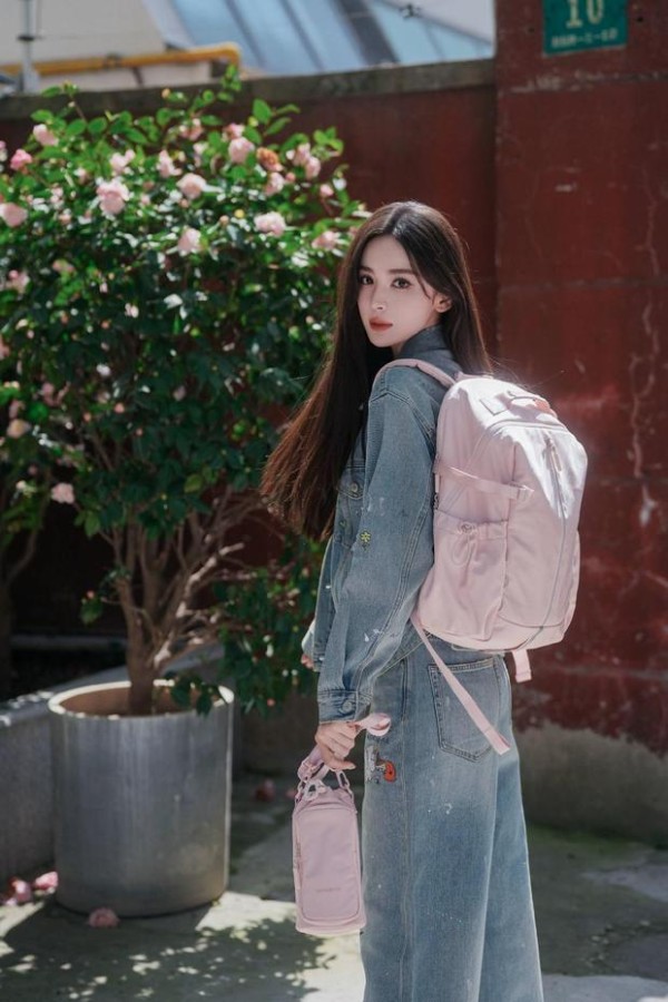 娜扎背粉包衬得少女感十足。