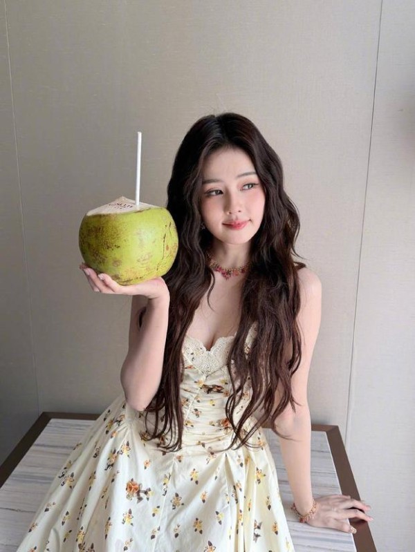 白鹿穿碎花吊带裙,捧椰子甜笑元气又活力
