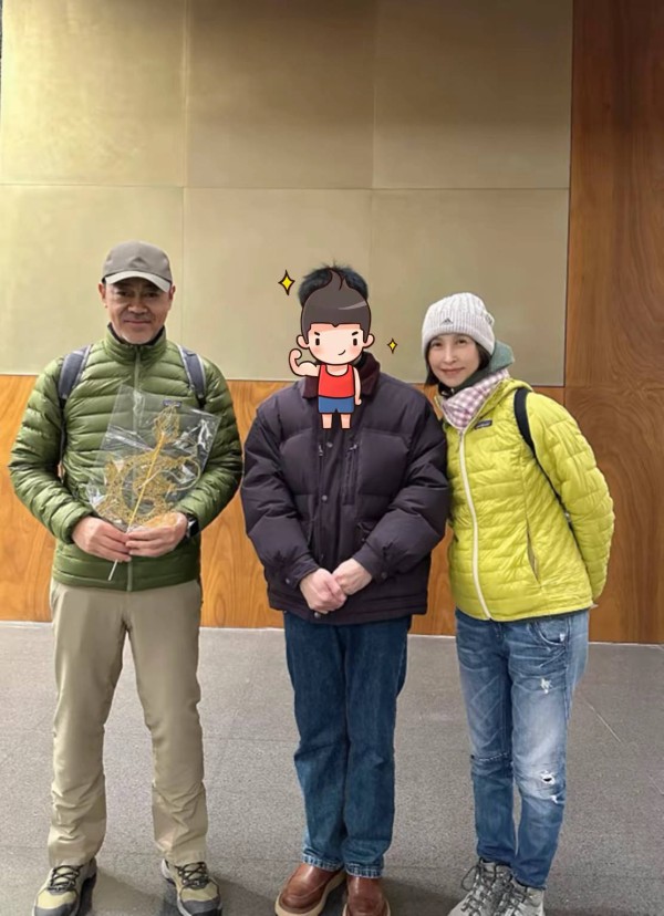 58岁郭蔼明超市买菜,穿薄外套配牛仔裤很清瘦,5000块背包用4年