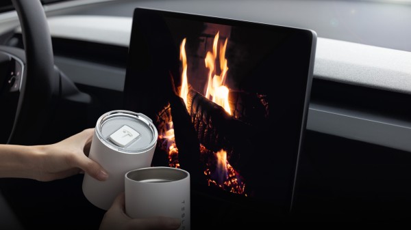 中央触摸屏，显示壁炉图像。