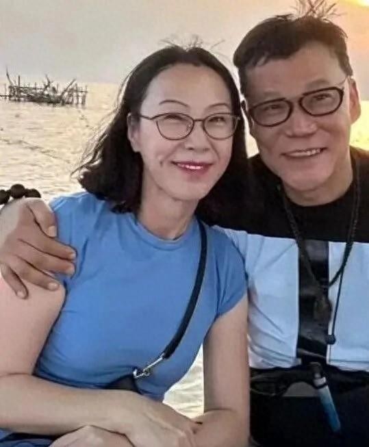 60岁李国庆与张丹红柬国外浪漫旅游,海边嬉戏,夫妻恩爱如漆似胶