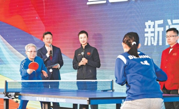 昨天，发布会现场设置了赛制互动展演环节，北京乒乓球队小队员与草根乒乓高手同台展开表演赛，奥运冠军丁宁（左三）进行现场解说。