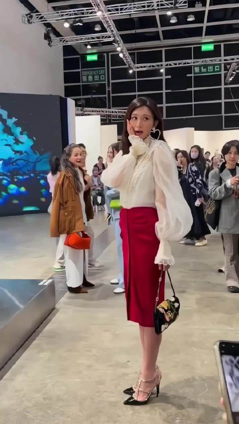 林志玲逛香港巴塞尔艺术展，优雅又美丽巴塞尔艺术展林志玲