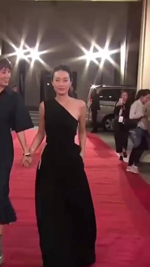 “马伊琍还是留长发耐看，人的经历丰富了，眼神和气场都随年龄改变 ”