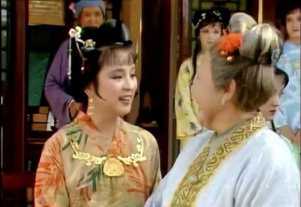 贾探春:从家族的弃子到皇后,远嫁海外后,创造出一段辉煌人生