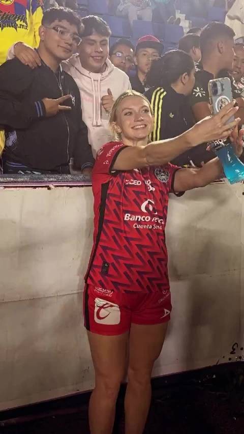 他向她要了沾了汗的发带，她给了他