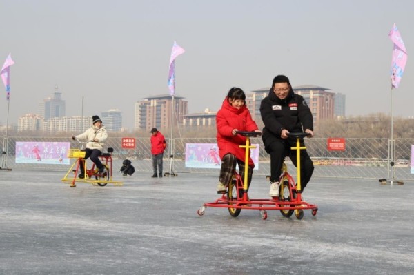 北京市属公园冰场陆续开放 解锁冬日限定欢乐