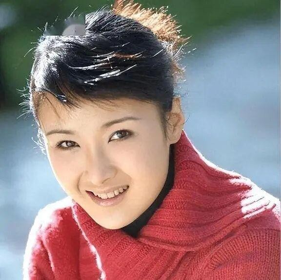 45岁黄曼近况曝光！嫁给退伍军人生下女儿，如今婚姻生活很幸福