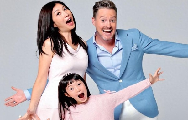 70后夏克立抱娃出街，头发花白、脸上皱纹也多，54岁状态确实显老