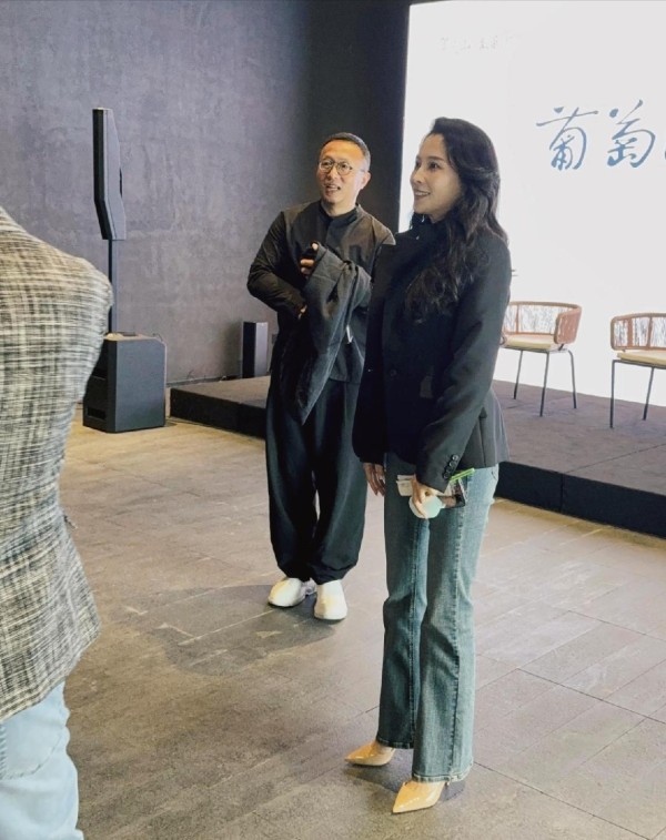 汪峰女友森林北生图照曝光，脸部有些拉胯！被网友质疑不像90后