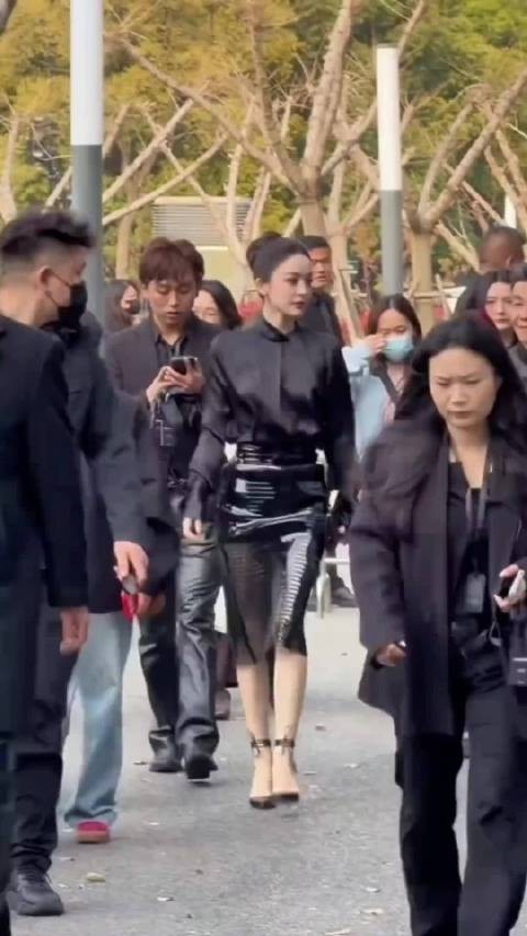 娜扎就这么走过来了