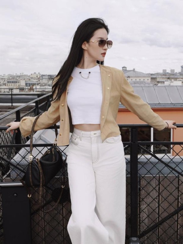 刘亦菲穿超短白T搭配白色长裤，露出纤细小蛮腰，身材苗条。