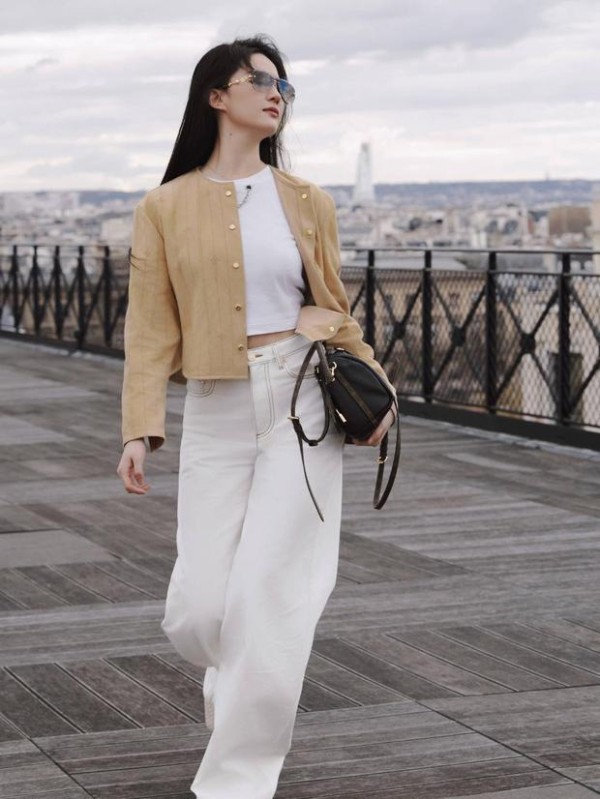 刘亦菲身材高挑，大长腿比例优越。