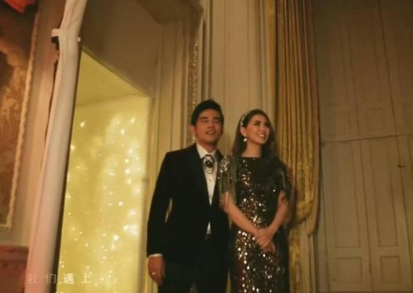 周杰伦昆凌挽手相拥并肩。