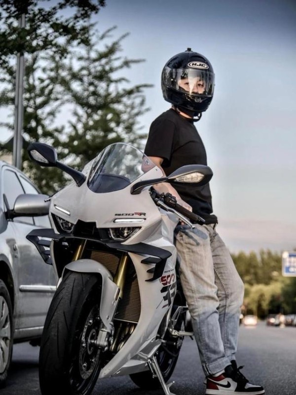 张雪既励志又是良心企业家，一个修车穷小子逆袭成为世界冠军缔造者的故事，比任何剧本都更热血