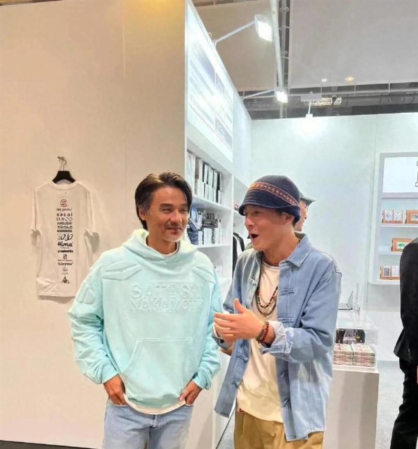 44岁陈冠希现身香港和50岁冯德伦同框，被指颜值回春，这状态如何