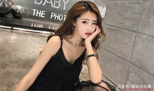 网红蹭热度无下限！亲舅舅去世还拍视频纪念，真实版“坟头蹦迪”