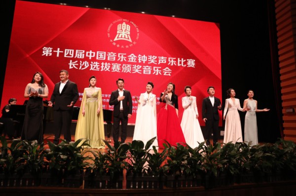 选手纵情高歌。