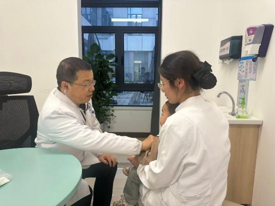 南昌大学第一附属医院儿科主任陈晓（左一）正在接诊。受访者供图